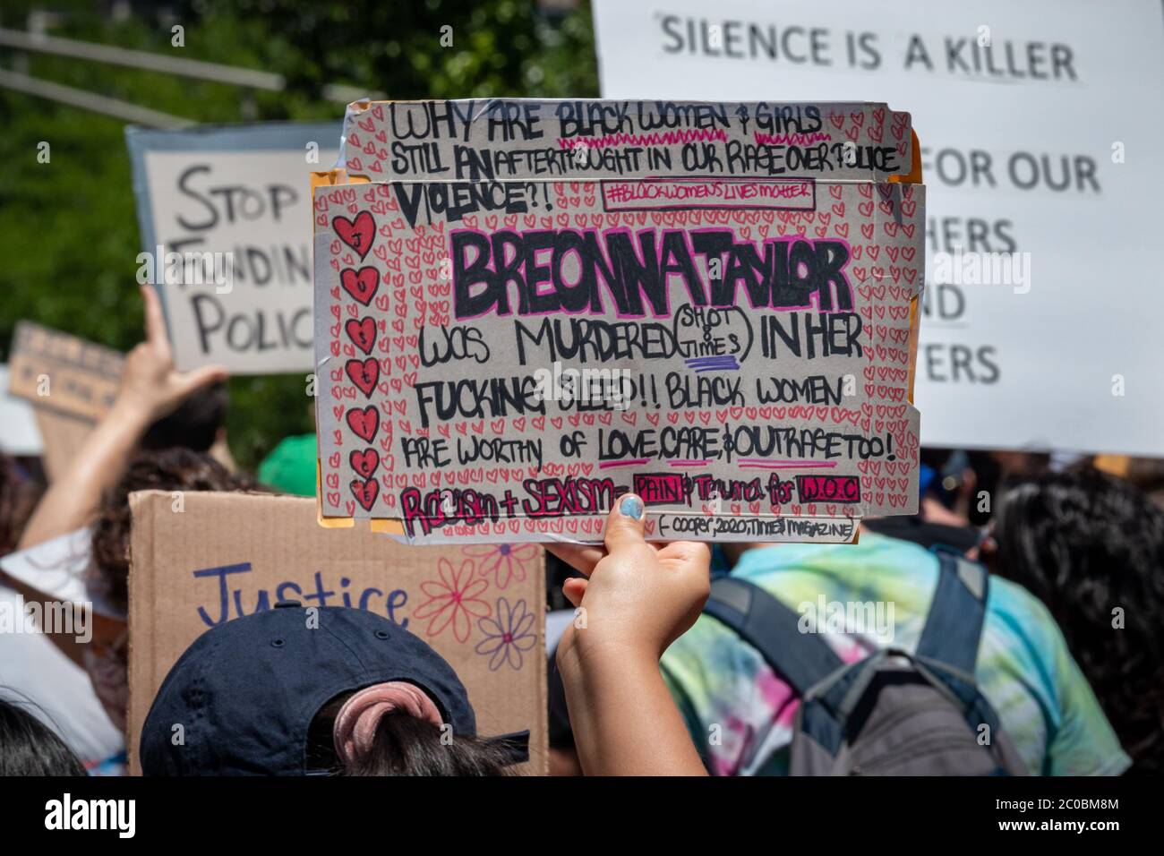 Les participants à « Black Lives Matter » à Chicago ont commencé par un énorme rassemblement à Union Park, du côté ouest, avant de se diriger vers le nord sur Ashland Avenue, puis vers l'ouest sur Division Street. Les estimations de la foule généralement pacifique allaient de 20,000 à 30,000 manifestants. Le rassemblement et la marche ont été organisés en quatre jours par le groupe 'Activate:Chi', après le meurtre de George Floyd par la police de Minneapolis. Banque D'Images