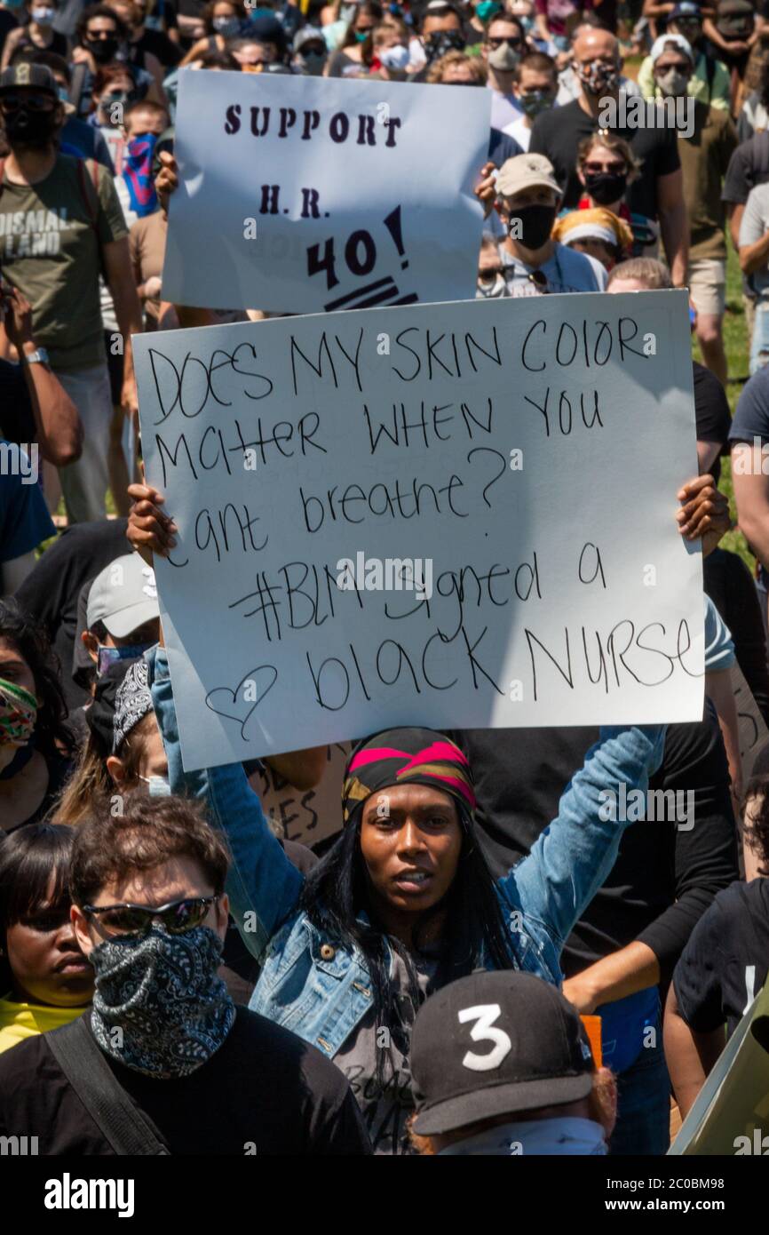 Les participants à « Black Lives Matter » à Chicago ont commencé par un énorme rassemblement à Union Park, du côté ouest, avant de se diriger vers le nord sur Ashland Avenue, puis vers l'ouest sur Division Street. Les estimations de la foule généralement pacifique allaient de 20,000 à 30,000 manifestants. Le rassemblement et la marche ont été organisés en quatre jours par le groupe 'Activate:Chi', après le meurtre de George Floyd par la police de Minneapolis. Les gens ici étaient dans la foule au parc. Banque D'Images