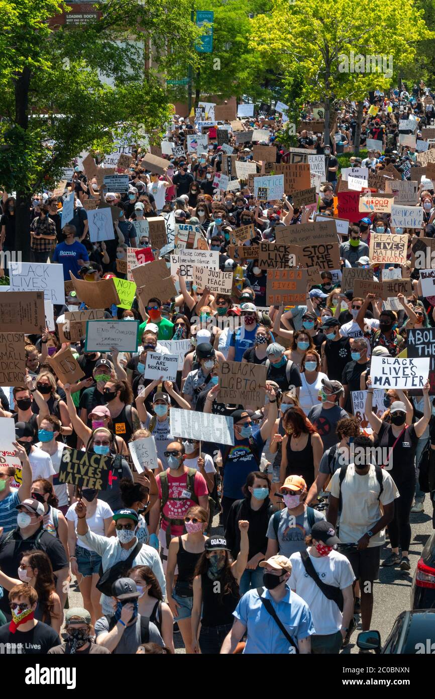 Les participants à « Black Lives Matter » à Chicago ont commencé par un énorme rassemblement à Union Park, du côté ouest, avant de se diriger vers le nord sur Ashland Avenue, puis vers l'ouest sur Division Street. Les estimations de la foule généralement pacifique allaient de 20,000 à 30,000 manifestants. Le rassemblement et la marche ont été organisés en quatre jours par le groupe 'Activate:Chi', après le meurtre de George Floyd par la police de Minneapolis. Ces marcheurs sont sur Ashland Avenue. Banque D'Images