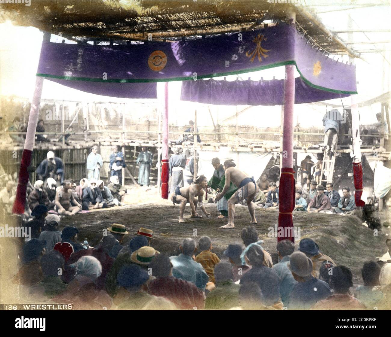 [ 1880 Japon - Sumo au temple bouddhiste ] — les lutteurs sumo dans une arène extérieure au temple d'Eko-in (回向院) à Ryogoku, Tokyo sont prêts à commencer un combat. Le temple était connu comme un lieu de lutte sumo pendant les périodes Edo (1603-1868) et Meiji (1868-1912). La première rencontre a eu lieu ici en septembre 1768. Du 1833 octobre (Tenpo 4) au 1909 octobre (Meiji 42), période de "Eko-in Sumo" (回向院相撲), tous les tournois de sumo ont eu lieu au temple. photographie d'albumine vintage du xixe siècle. Banque D'Images