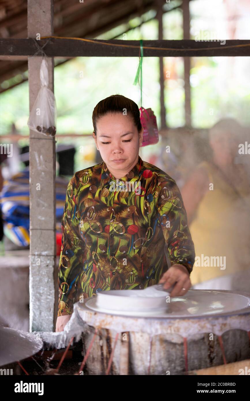 Une dame vietnamienne montre comment faire du papier de riz dans son village près de CAN Tho, région du delta du Mékong, sud du Vietnam. Banque D'Images