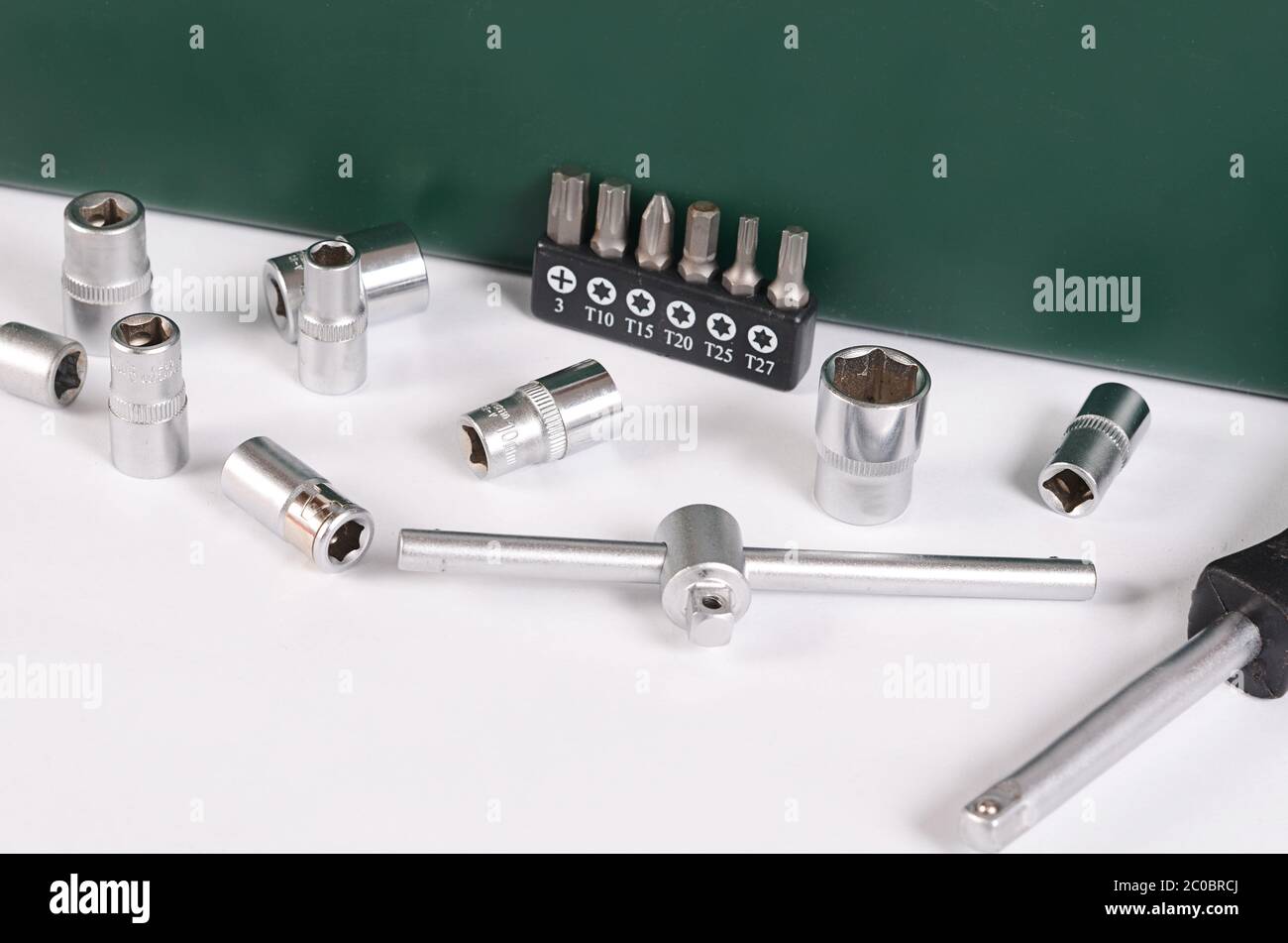 Boîte avec des outils de construction isolé Banque D'Images