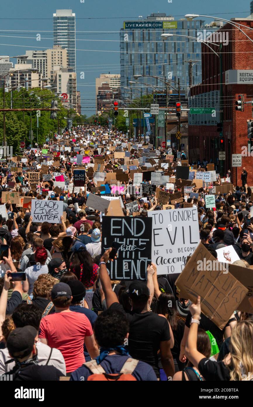 Les participants à « Black Lives Matter » à Chicago ont commencé par un énorme rassemblement à Union Park, du côté ouest, avant de se diriger vers le nord sur Ashland Avenue, puis vers l'ouest sur Division Street. Les estimations de la foule généralement pacifique allaient de 20,000 à 30,000 manifestants. Le rassemblement et la marche ont été organisés en quatre jours par le groupe 'Activate:Chi', après le meurtre de George Floyd par la police de Minneapolis. Ces marcheurs sont sur la rue Division. Banque D'Images