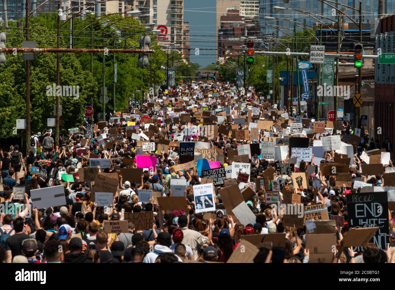 Les participants à « Black Lives Matter » à Chicago ont commencé par un énorme rassemblement à Union Park, du côté ouest, avant de se diriger vers le nord sur Ashland Avenue, puis vers l'ouest sur Division Street. Les estimations de la foule généralement pacifique allaient de 20,000 à 30,000 manifestants. Le rassemblement et la marche ont été organisés en quatre jours par le groupe 'Activate:Chi', après le meurtre de George Floyd par la police de Minneapolis. Ces marcheurs sont sur la rue Division. Banque D'Images