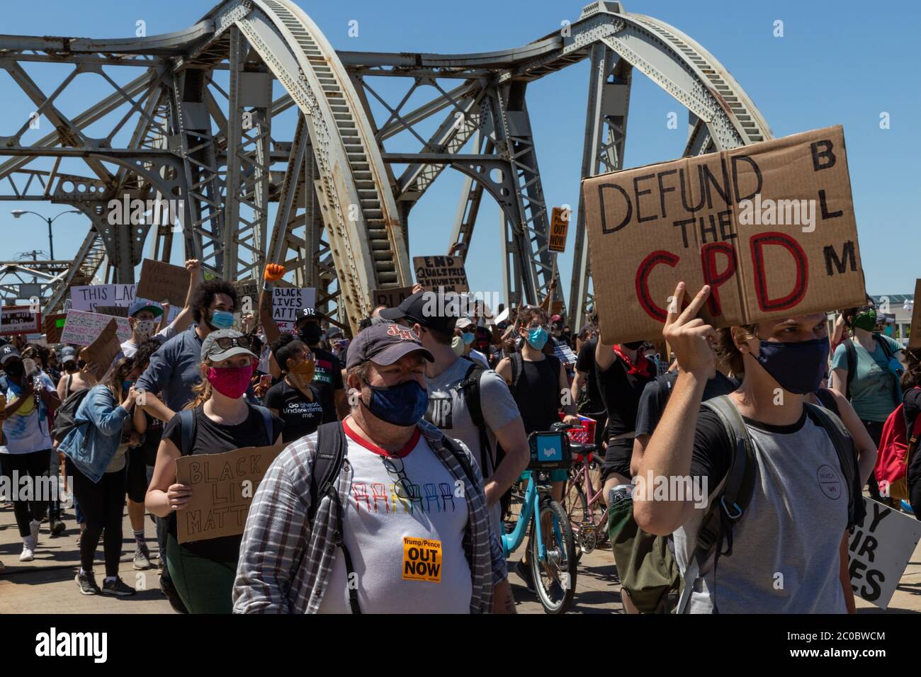 Les participants à « Black Lives Matter » à Chicago ont commencé par un énorme rassemblement à Union Park, du côté ouest, avant de se diriger vers le nord sur Ashland Avenue, puis vers l'ouest sur Division Street. Les estimations de la foule généralement pacifique allaient de 20,000 à 30,000 manifestants. Le rassemblement et la marche ont été organisés en quatre jours par le groupe 'Activate:Chi', après le meurtre de George Floyd par la police de Minneapolis. Les manifestants ici traversent le pont de la rue Division au-dessus de la rivière Chicago. Banque D'Images