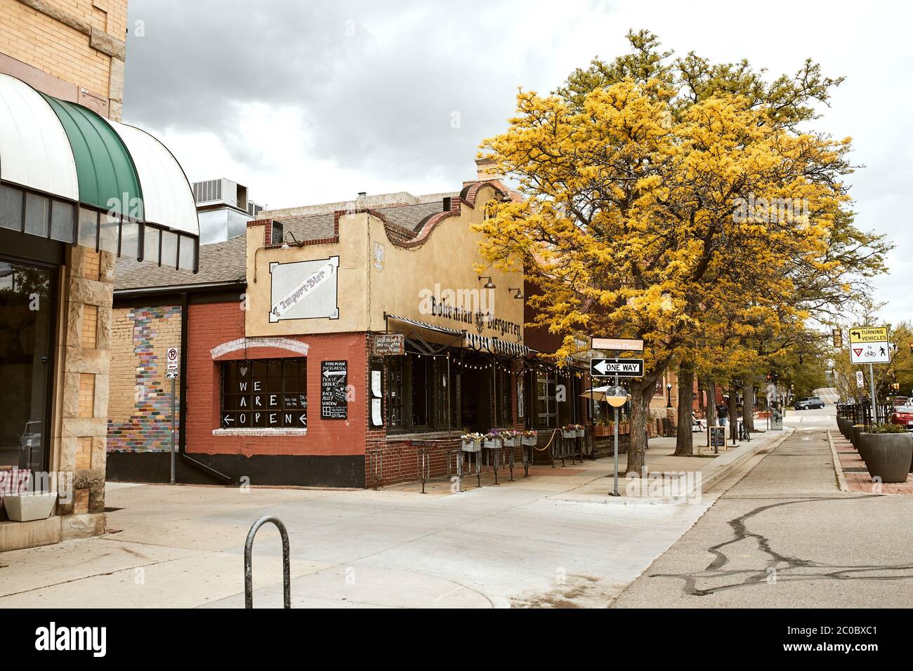 Boulder, Colorado - 27 mai 2020 : magasins, entreprises et restaurants le long de Pearl Street Mall, une galerie marchande piétonne dans le comté de Boulder. Banque D'Images