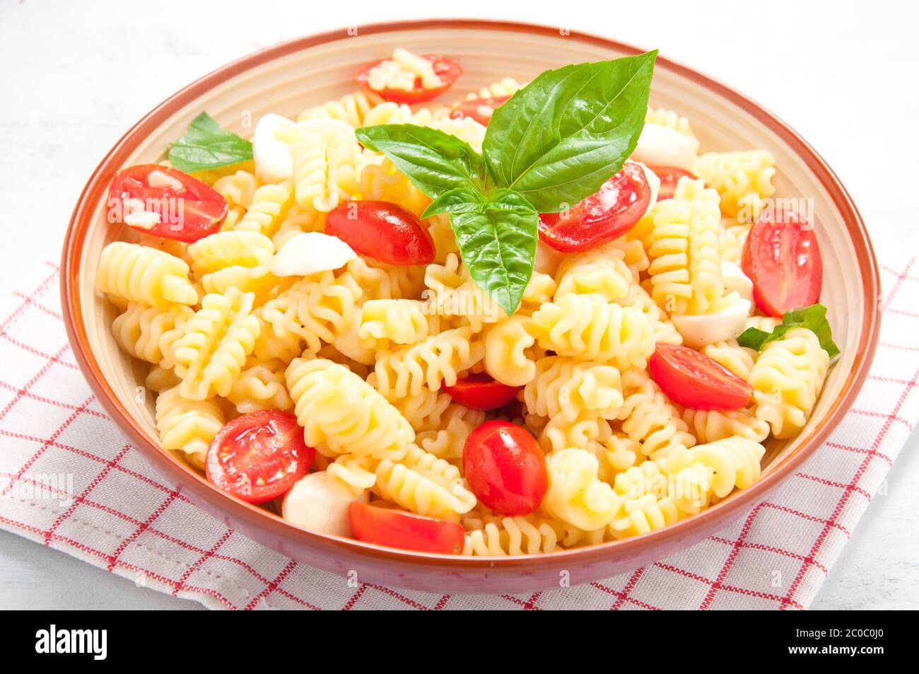 Salade de tomates, olives, mozzarella et basilic Banque D'Images