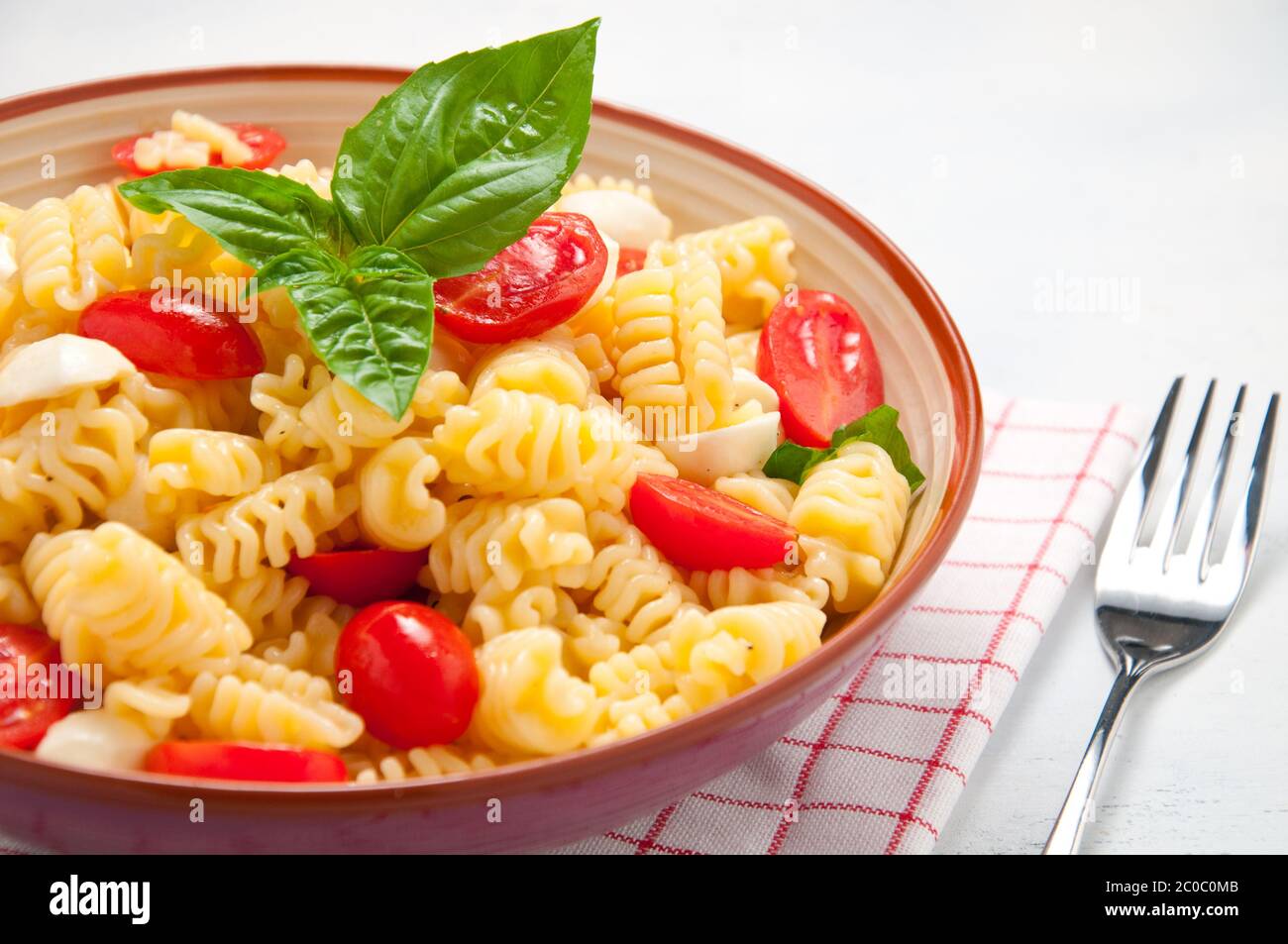 Salade de tomates, olives, mozzarella et basilic Banque D'Images