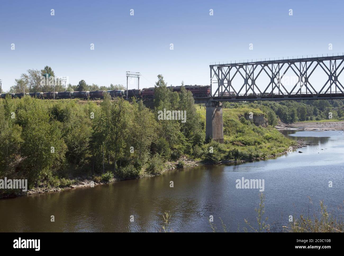 Train sur le pont traversant la rivière Narva Banque D'Images