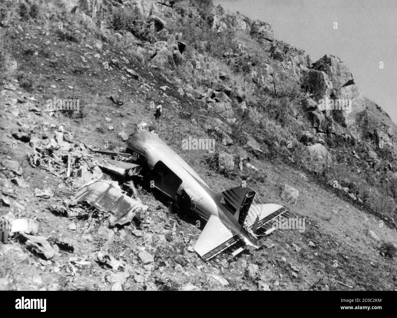 [ 1945 Japon - avion accidenté ] — reste d'un avion. Cette photo faisait partie d'une collection de photos d'archives militaires américaines des suites du bombardement atomique d'Hiroshima, Californie. 1945 (Showa 20). Avertissement : clair, mais légèrement défocus. imprimé argent gélatine vintage du xxe siècle. Banque D'Images