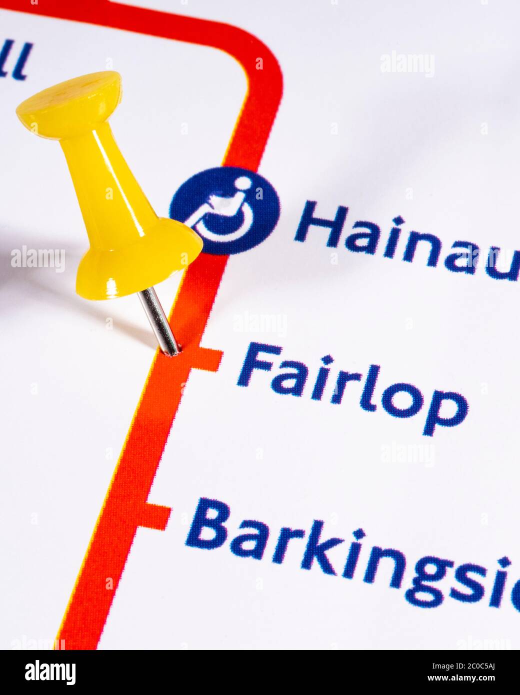 Londres, Royaume-Uni - 10 juin 2020: Une carte PIN marquant l'emplacement de la station Fairlop sur un métro de Londres carte Banque D'Images