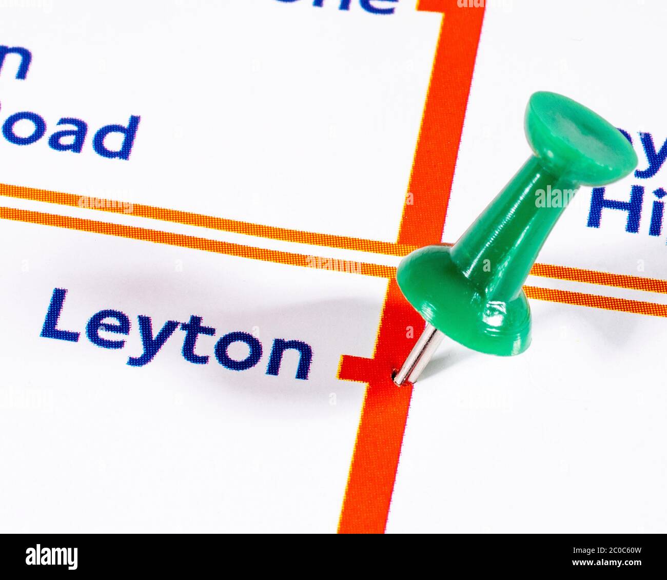Londres, Royaume-Uni - 10 juin 2020: Une carte PIN marquant l'emplacement de la station Leyton sur un métro de Londres carte. Banque D'Images