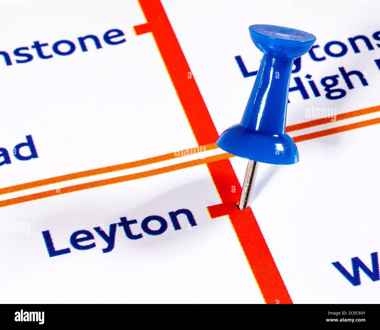 Londres, Royaume-Uni - 10 juin 2020: Une carte PIN marquant l'emplacement de la station Leyton sur un métro de Londres carte. Banque D'Images