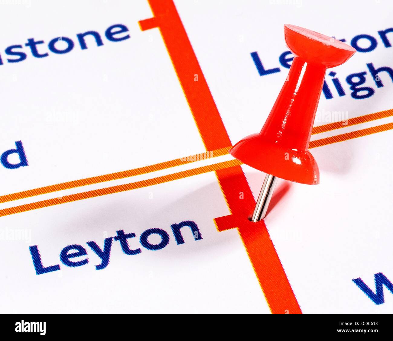 Londres, Royaume-Uni - 10 juin 2020: Une carte PIN marquant l'emplacement de la station Leyton sur un métro de Londres carte. Banque D'Images