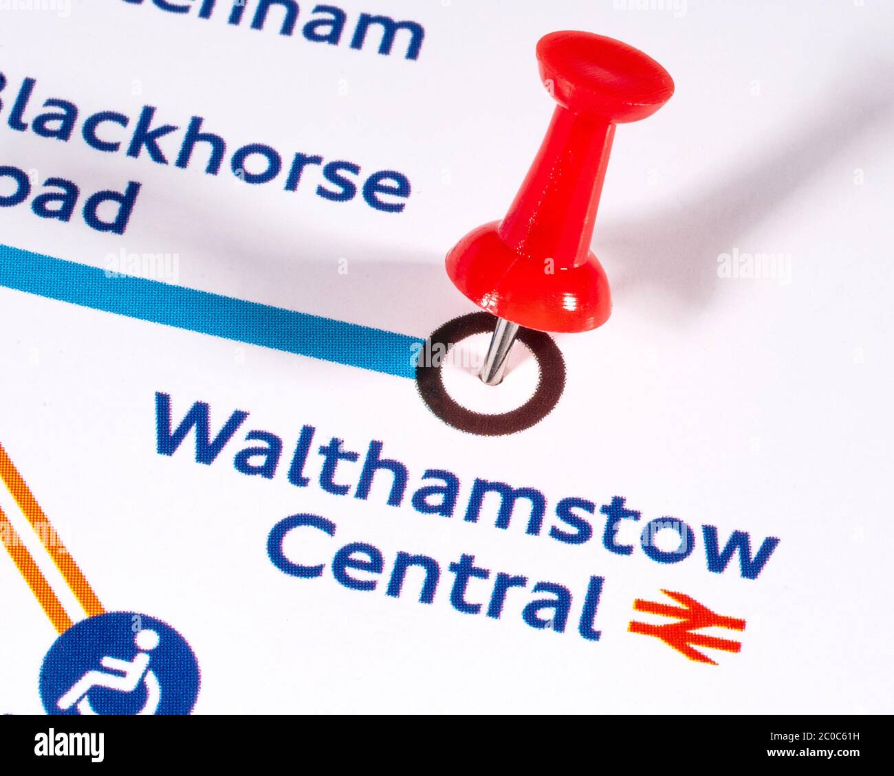 Londres, Royaume-Uni - 10 juin 2020 : une carte PIN indiquant l'emplacement de la gare centrale de Walthamstow sur un métro de Londres carte. Banque D'Images