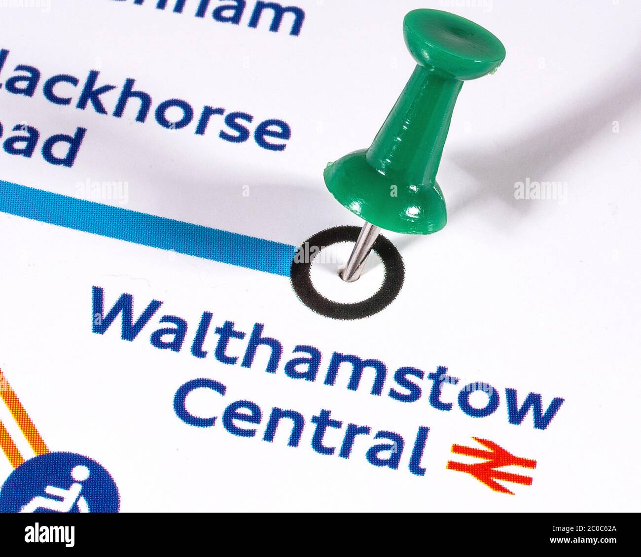 Londres, Royaume-Uni - 10 juin 2020 : une carte PIN indiquant l'emplacement de la gare centrale de Walthamstow sur un métro de Londres carte. Banque D'Images