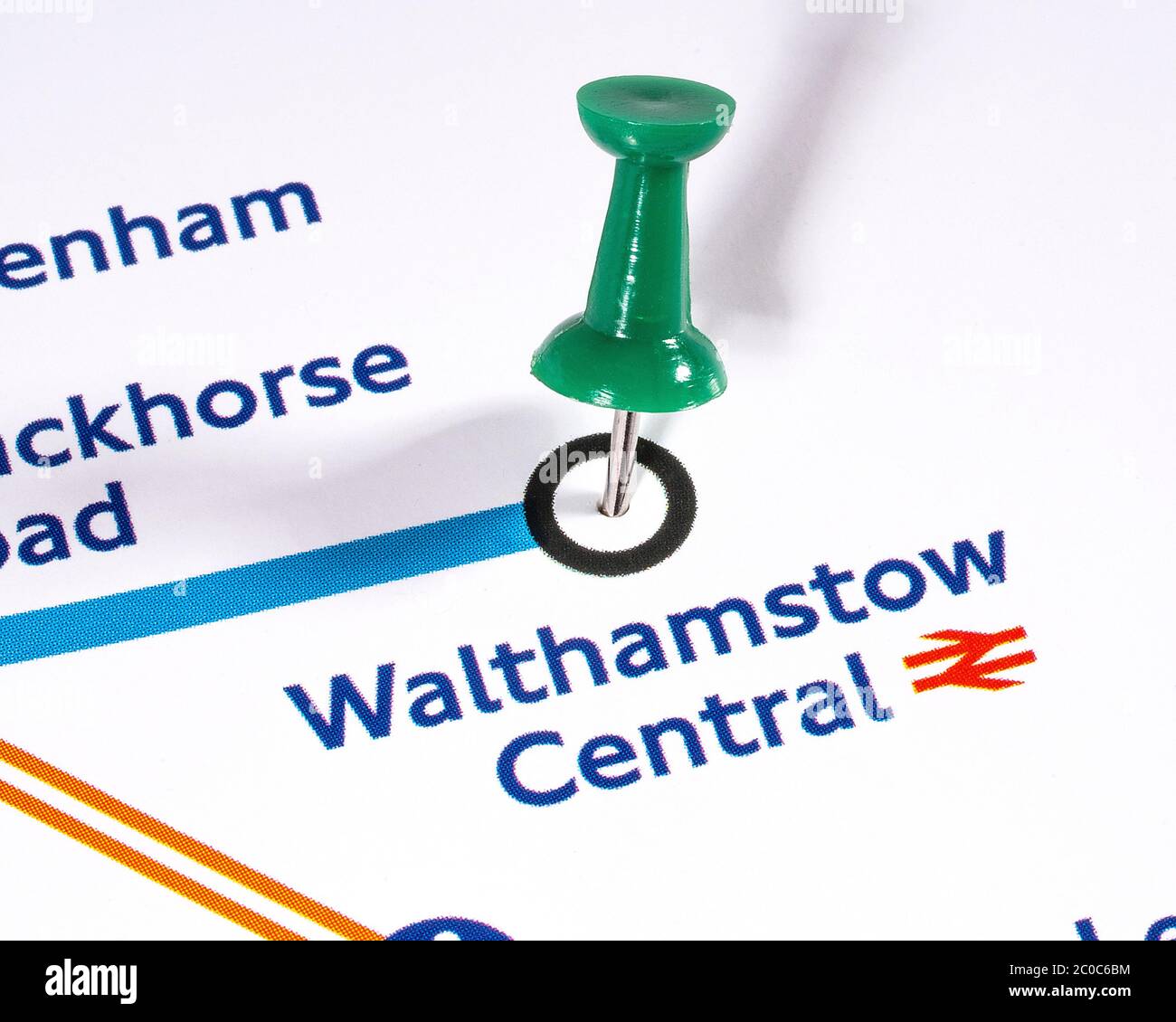 Londres, Royaume-Uni - 10 juin 2020 : une carte PIN indiquant l'emplacement de la gare centrale de Walthamstow sur un métro de Londres carte. Banque D'Images