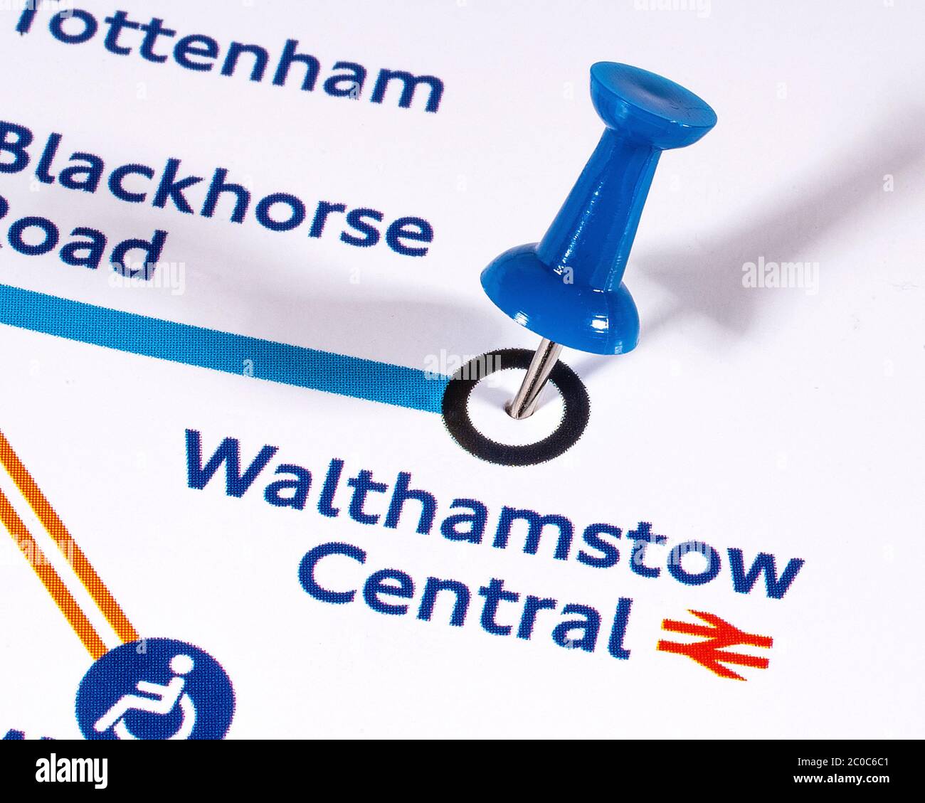 Londres, Royaume-Uni - 10 juin 2020 : une carte PIN indiquant l'emplacement de la gare centrale de Walthamstow sur un métro de Londres carte. Banque D'Images