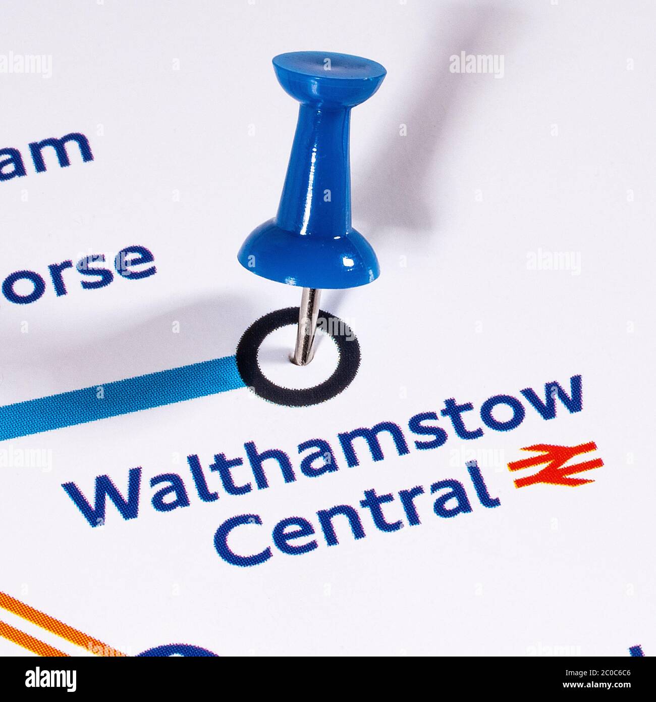 Londres, Royaume-Uni - 10 juin 2020 : une carte PIN indiquant l'emplacement de la gare centrale de Walthamstow sur un métro de Londres carte. Banque D'Images