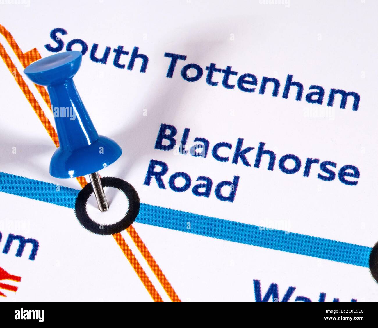 Londres, Royaume-Uni - 10 juin 2020: Une carte PIN marquant l'emplacement de la station de Blackhorse Road sur un métro de Londres carte. Banque D'Images