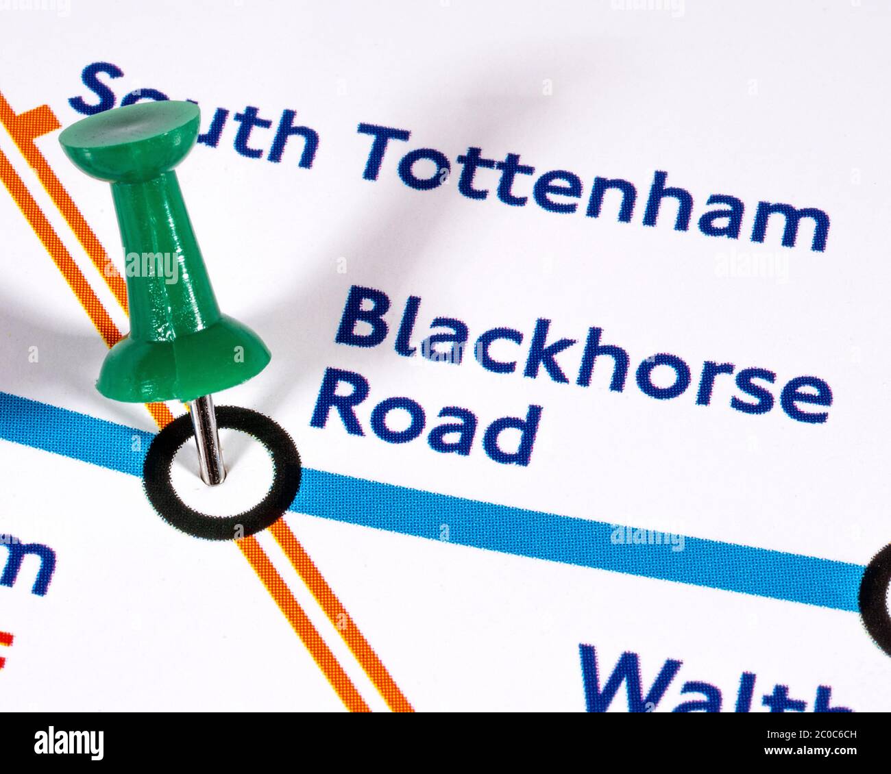Londres, Royaume-Uni - 10 juin 2020: Une carte PIN marquant l'emplacement de la station de Blackhorse Road sur un métro de Londres carte. Banque D'Images
