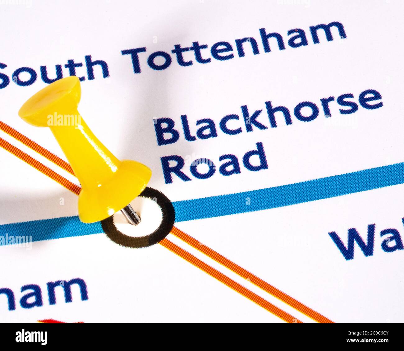 Londres, Royaume-Uni - 10 juin 2020: Une carte PIN marquant l'emplacement de la station de Blackhorse Road sur un métro de Londres carte. Banque D'Images