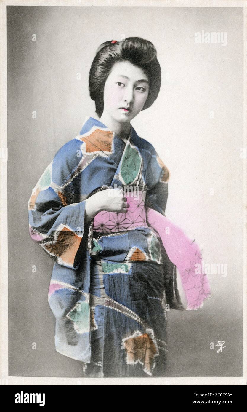 1910s Japon - le Geisha Hamayuu ] — le geisha Hamayuu (濱勇) nouant une  ceinture obi autour de son kimono. carte postale vintage du xxe siècle  Photo Stock - Alamy
