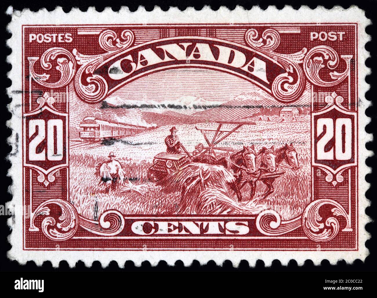 OTTAWA - VERS 1927 : timbre-poste canadien montrant du matériel agricole à l'ancienne tiré par des chevaux, en Alberta, avec les montagnes Rocheuses au Th Banque D'Images