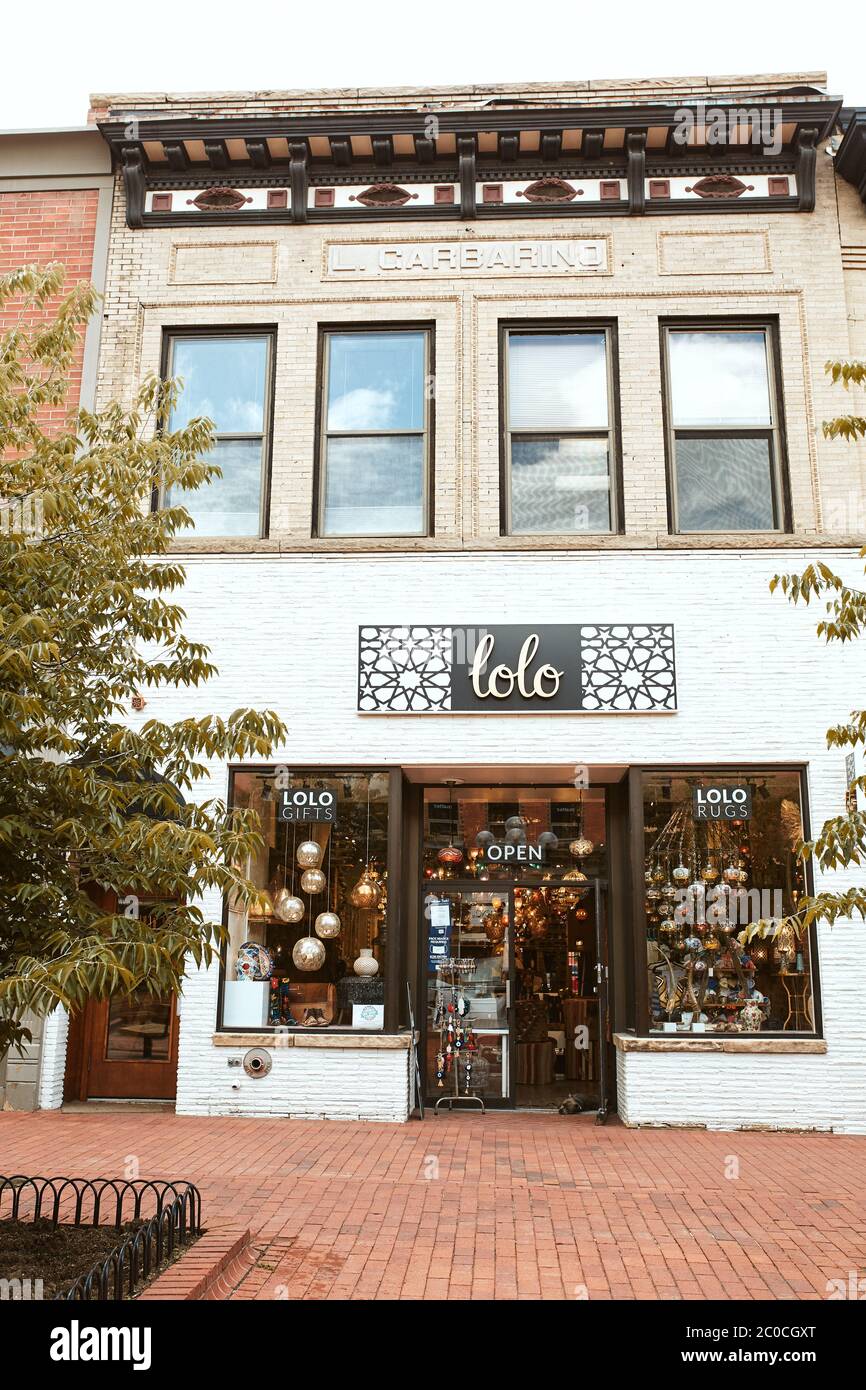 Boulder, Colorado - 27 mai 2020 : magasins, entreprises et restaurants le long de Pearl Street Mall, une galerie marchande piétonne dans le comté de Boulder. Banque D'Images