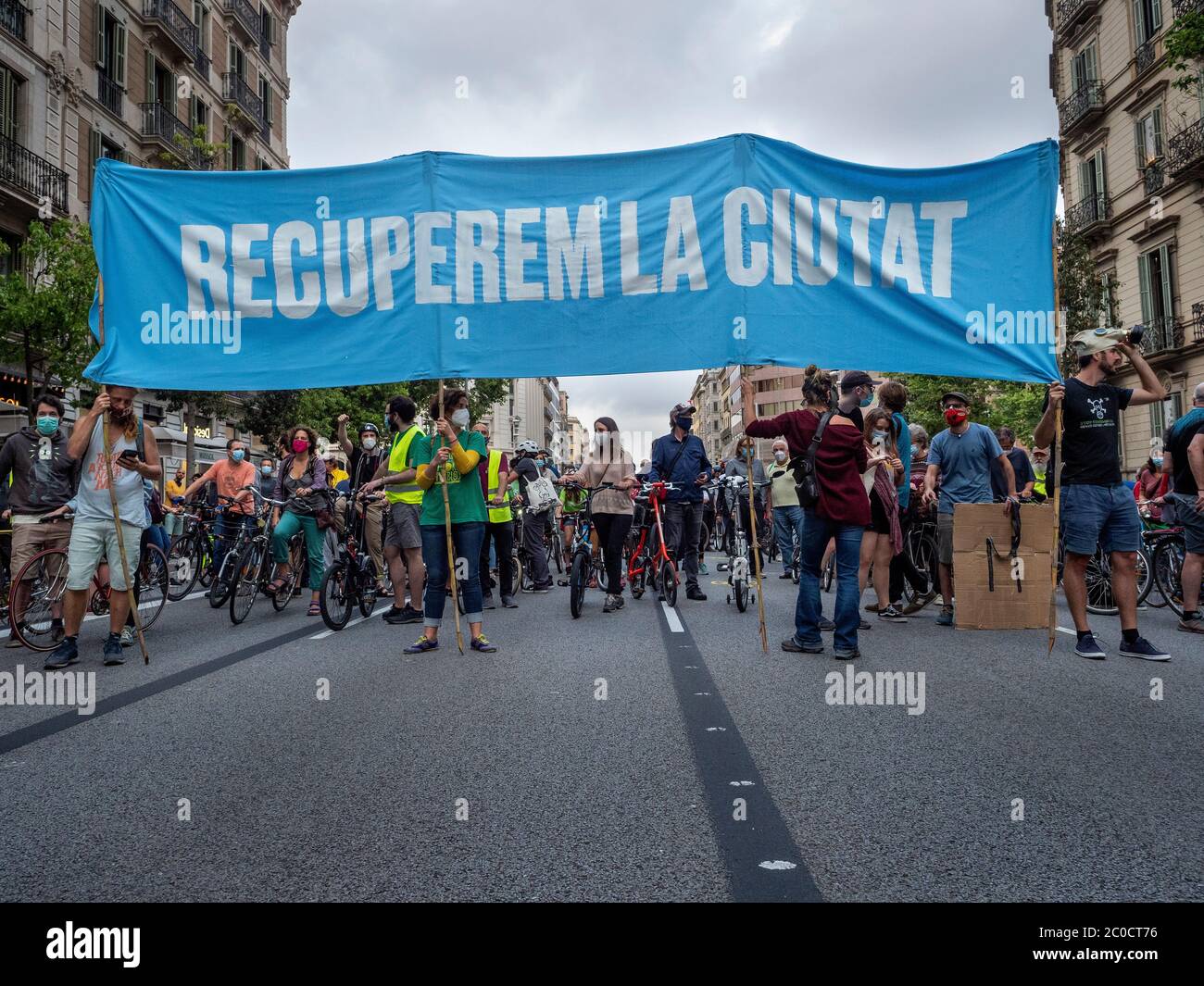 Barcelone, ​​Catalonia, Espagne. 11 juin 2020. Des centaines de personnes ont manifesté ce jeudi soir dans le centre de Barcelone pour exiger une réduction drastique des véhicules privés et plus d'espace pour les piétons et les cyclistes. La plate-forme «revenons à la ville» veut que les administrations profitent de l'expérience de l'isolement pour accélérer la promotion des transports publics et non polluants, ainsi que de l'espace pour les marcheurs. Ils disent que la réduction de la pollution améliorera la santé des citoyens. Crédit : ©Dani Codina/ Alamy Live News Banque D'Images