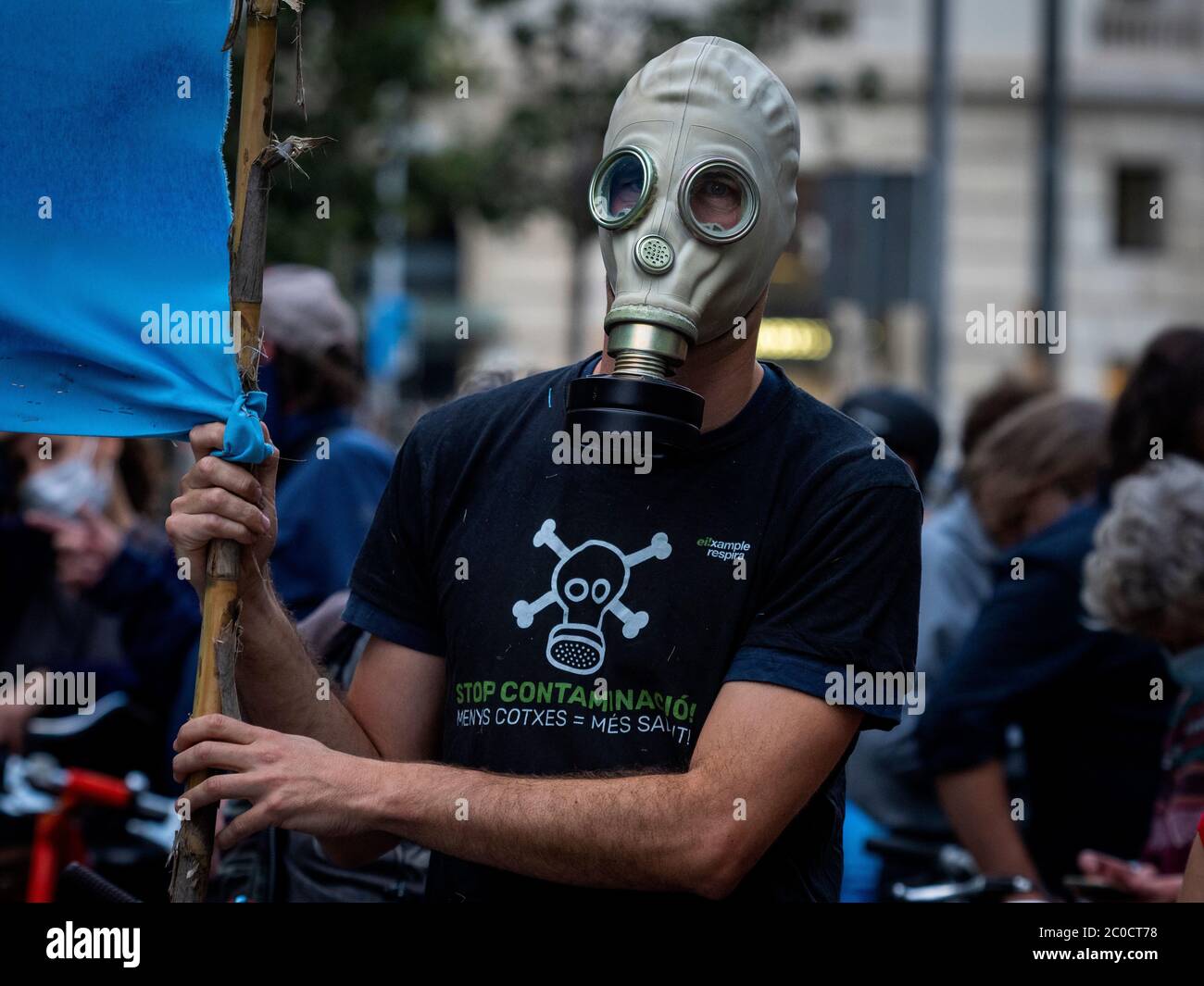 Barcelone, ​​Catalonia, Espagne. 11 juin 2020. Des centaines de personnes ont manifesté ce jeudi soir dans le centre de Barcelone pour exiger une réduction drastique des véhicules privés et plus d'espace pour les piétons et les cyclistes. La plate-forme «revenons à la ville» veut que les administrations profitent de l'expérience de l'isolement pour accélérer la promotion des transports publics et non polluants, ainsi que de l'espace pour les marcheurs. Ils disent que la réduction de la pollution améliorera la santé des citoyens. Crédit : ©Dani Codina/ Alamy Live News Banque D'Images