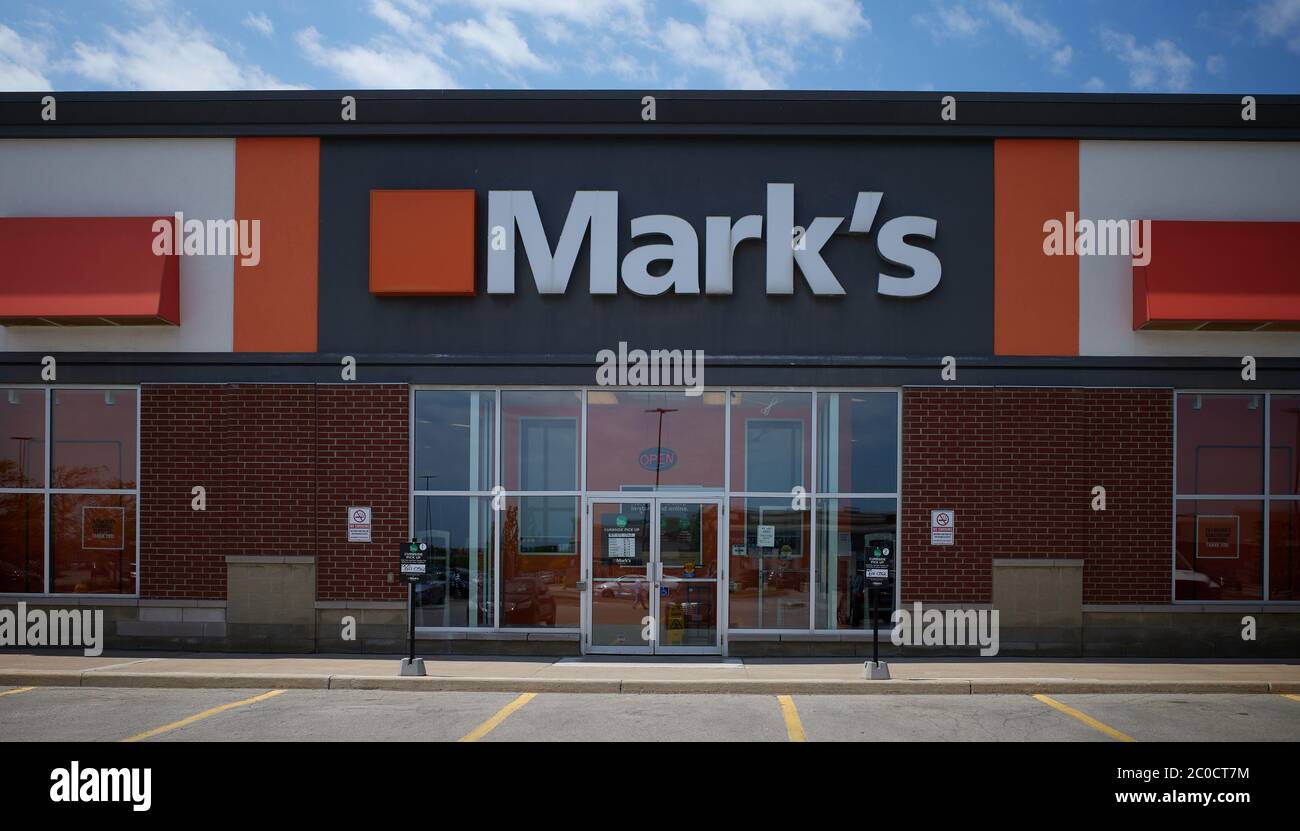 Mark's Work Wearhouse Retail Clothing Store façade d'entrée avant sans voitures garées à l'extérieur et sans clients en raison de la pandémie Covid-19. Canada. Banque D'Images