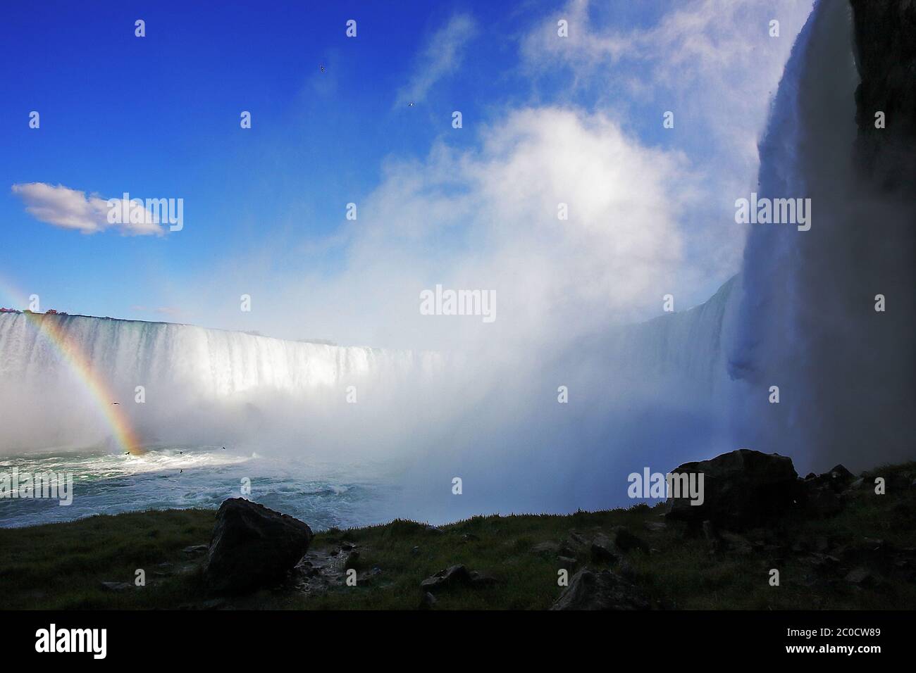 Niagara Falls, vue de la rivière en dessous des chutes, avec arc-en-ciel Banque D'Images