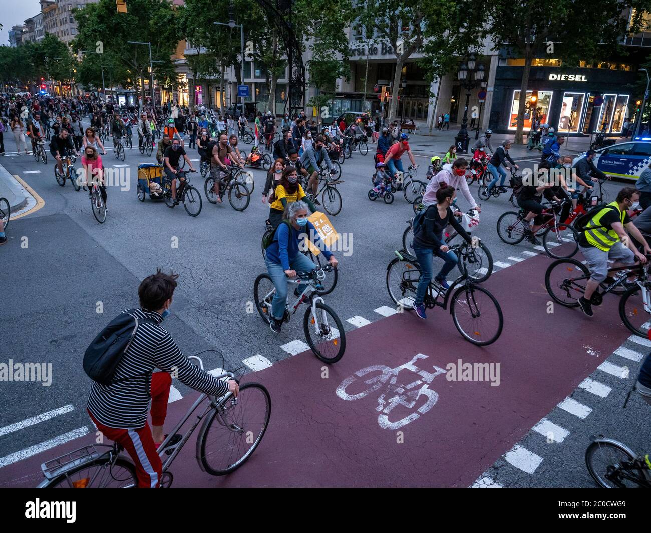 Barcelone, ​​Catalonia, Espagne. 11 juin 2020. Des centaines de personnes ont manifesté ce jeudi soir dans le centre de Barcelone pour exiger une réduction drastique des véhicules privés et plus d'espace pour les piétons et les cyclistes. La plate-forme «revenons à la ville» veut que les administrations profitent de l'expérience de l'isolement pour accélérer la promotion des transports publics et non polluants, ainsi que de l'espace pour les marcheurs. Ils disent que la réduction de la pollution améliorera la santé des citoyens. Crédit : ©Dani Codina/ Alamy Live News Banque D'Images