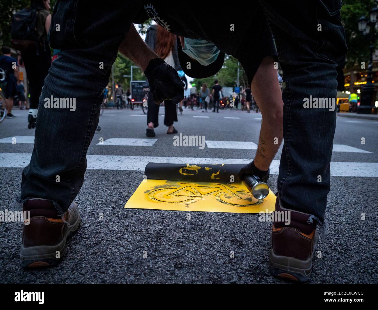 Barcelone, ​​Catalonia, Espagne. 11 juin 2020. Des centaines de personnes ont manifesté ce jeudi soir dans le centre de Barcelone pour exiger une réduction drastique des véhicules privés et plus d'espace pour les piétons et les cyclistes. La plate-forme «revenons à la ville» veut que les administrations profitent de l'expérience de l'isolement pour accélérer la promotion des transports publics et non polluants, ainsi que de l'espace pour les marcheurs. Ils disent que la réduction de la pollution améliorera la santé des citoyens. Crédit : ©Dani Codina/ Alamy Live News Banque D'Images