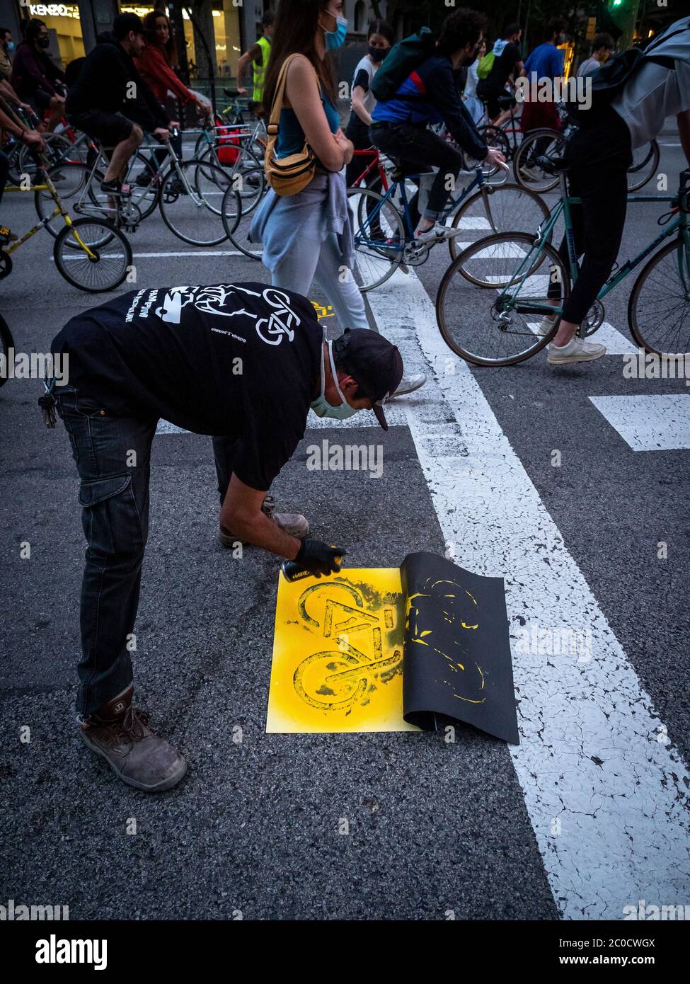 Barcelone, ​​Catalonia, Espagne. 11 juin 2020. Des centaines de personnes ont manifesté ce jeudi soir dans le centre de Barcelone pour exiger une réduction drastique des véhicules privés et plus d'espace pour les piétons et les cyclistes. La plate-forme «revenons à la ville» veut que les administrations profitent de l'expérience de l'isolement pour accélérer la promotion des transports publics et non polluants, ainsi que de l'espace pour les marcheurs. Ils disent que la réduction de la pollution améliorera la santé des citoyens. Crédit : ©Dani Codina/ Alamy Live News Banque D'Images