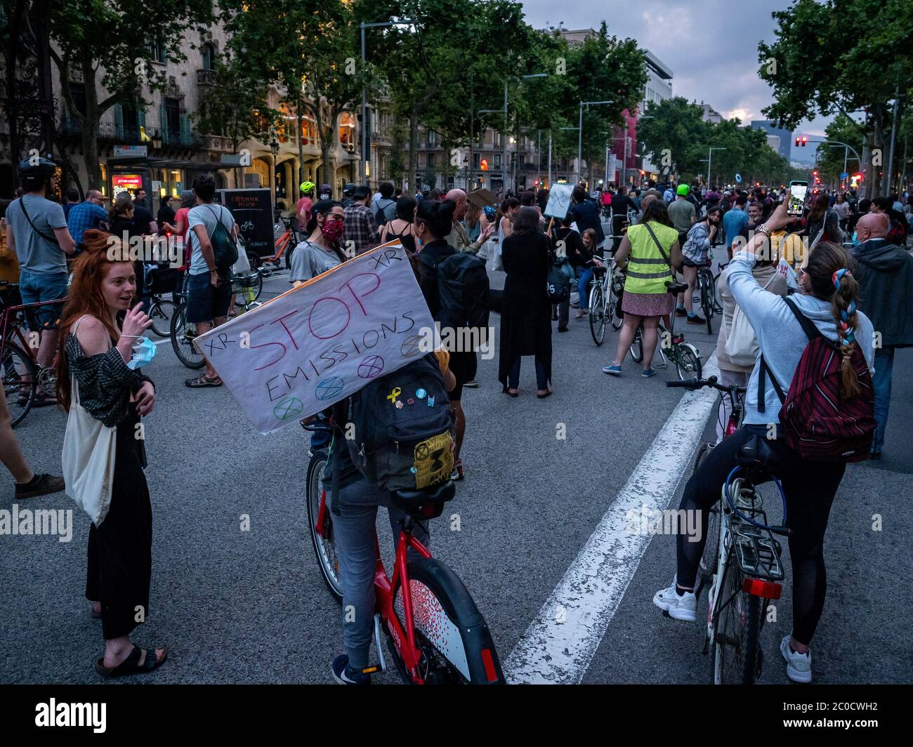 Barcelone, ​​Catalonia, Espagne. 11 juin 2020. Des centaines de personnes ont manifesté ce jeudi soir dans le centre de Barcelone pour exiger une réduction drastique des véhicules privés et plus d'espace pour les piétons et les cyclistes. La plate-forme «revenons à la ville» veut que les administrations profitent de l'expérience de l'isolement pour accélérer la promotion des transports publics et non polluants, ainsi que de l'espace pour les marcheurs. Ils disent que la réduction de la pollution améliorera la santé des citoyens. Crédit : ©Dani Codina/ Alamy Live News Banque D'Images