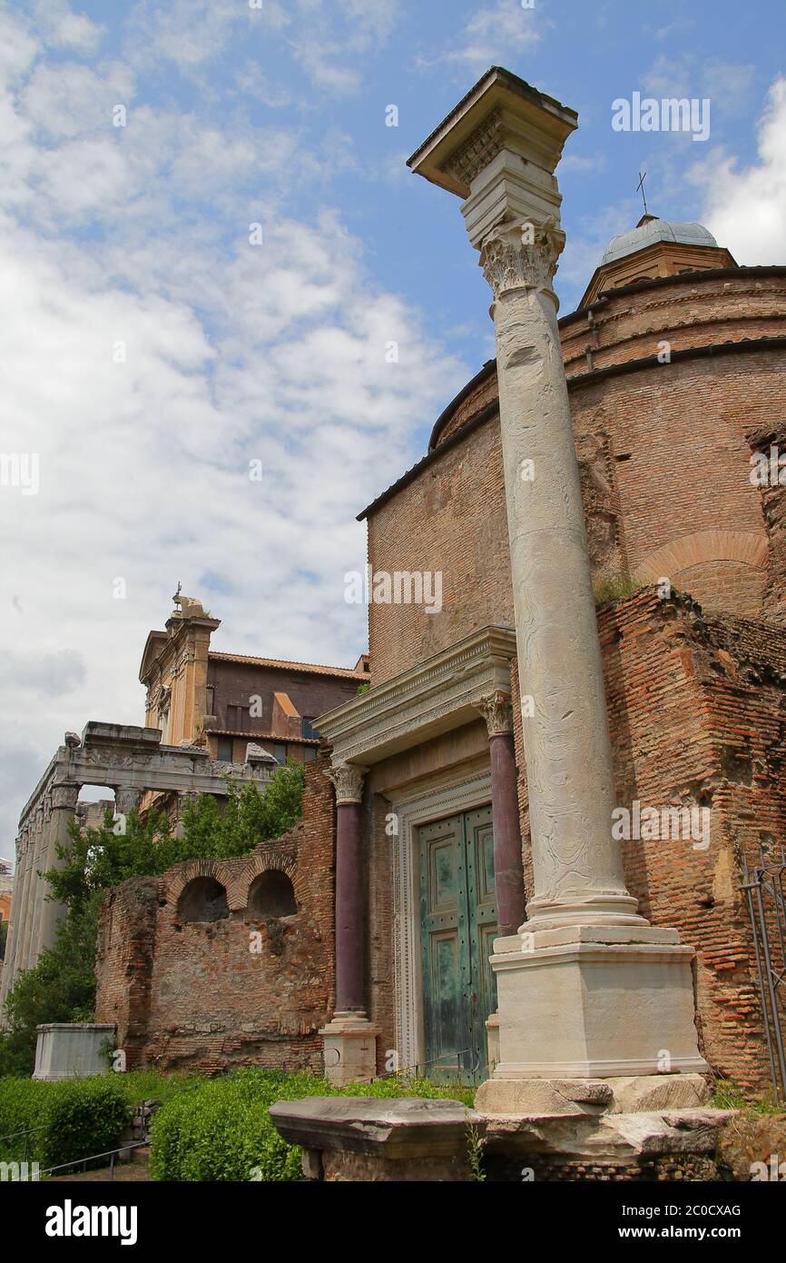 Temple de Romulus (basilique Santi Cosma e Damiano) dans le Forum romain, vue latérale Banque D'Images