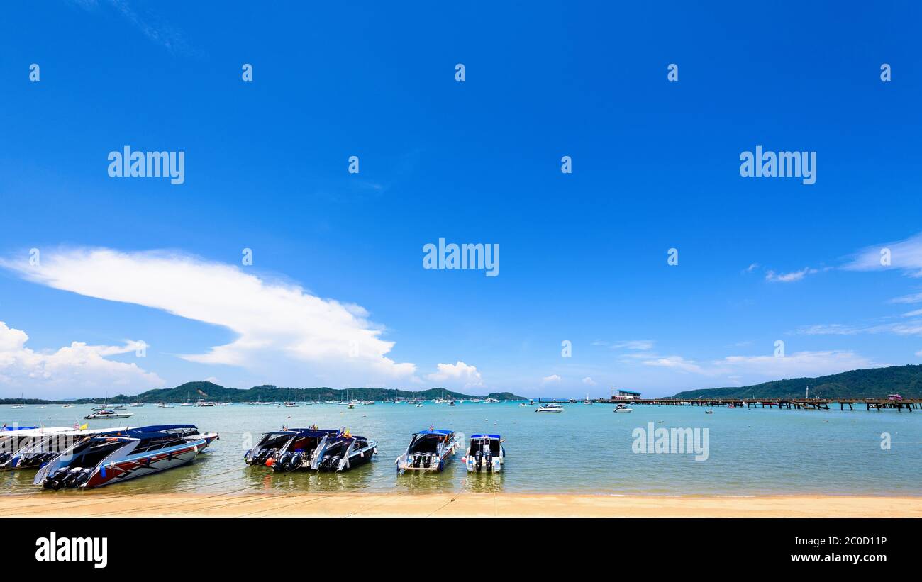 Port de plage à la baie d'Ao Chalong à Phuket, Thaïlande Banque D'Images