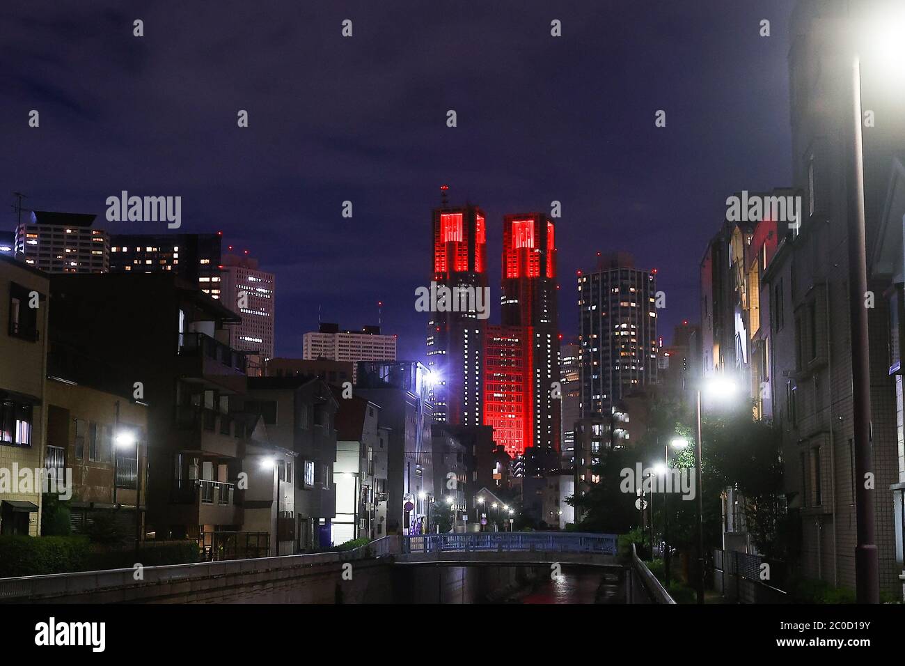 Le bâtiment du gouvernement métropolitain de Tokyo est illuminé en rouge le 10 juin 2020, à Tokyo, au Japon. Les points de repère de Tokyo ont été illuminés en rouge dans le cadre de l'alerte de Tokyo sur le coronavirus COVID-19. Banque D'Images