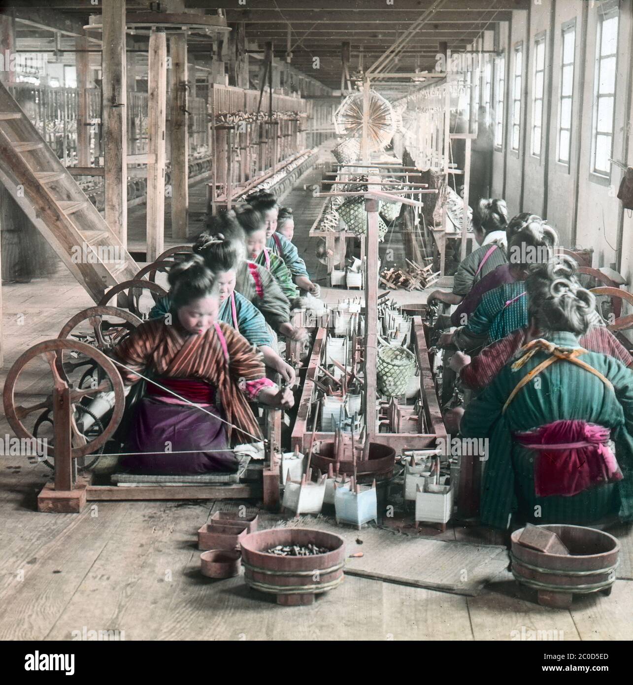[ 1900s Japon - soie de filature japonaise ] — jeunes femmes japonaises qui filature de soie dans une usine de soie. diapositive en verre vintage du xxe siècle. Banque D'Images