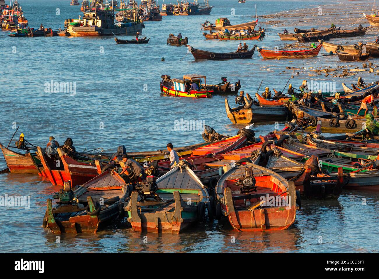 Bateaux de pêche dans le port de Myeik au coucher du soleil Banque D'Images
