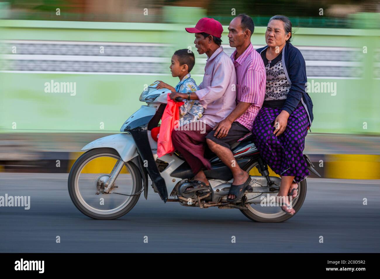 Famille utilisant la moto pour le transport au Myanmar Banque D'Images