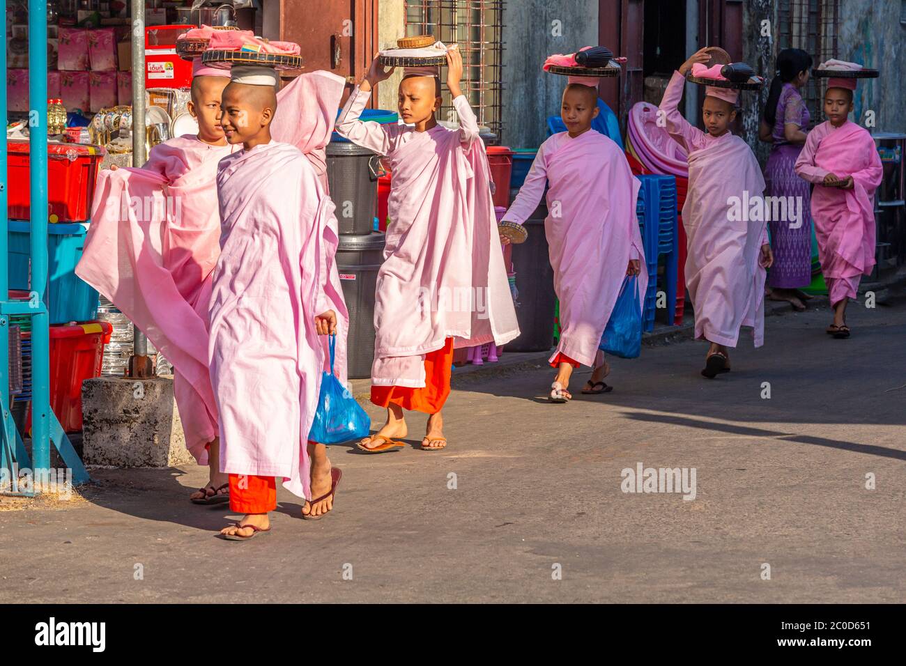 Les religieuses bouddhistes cooptent pour des offres de personnes ou de vendeurs dans le sud du Myanmar Banque D'Images