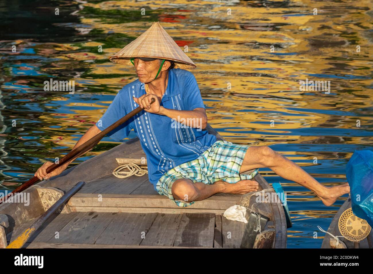 Les habitants raviront un bateau sur la rivière Thu bon à Hoi an ville historique, patrimoine mondial de l'UNESCO. Banque D'Images