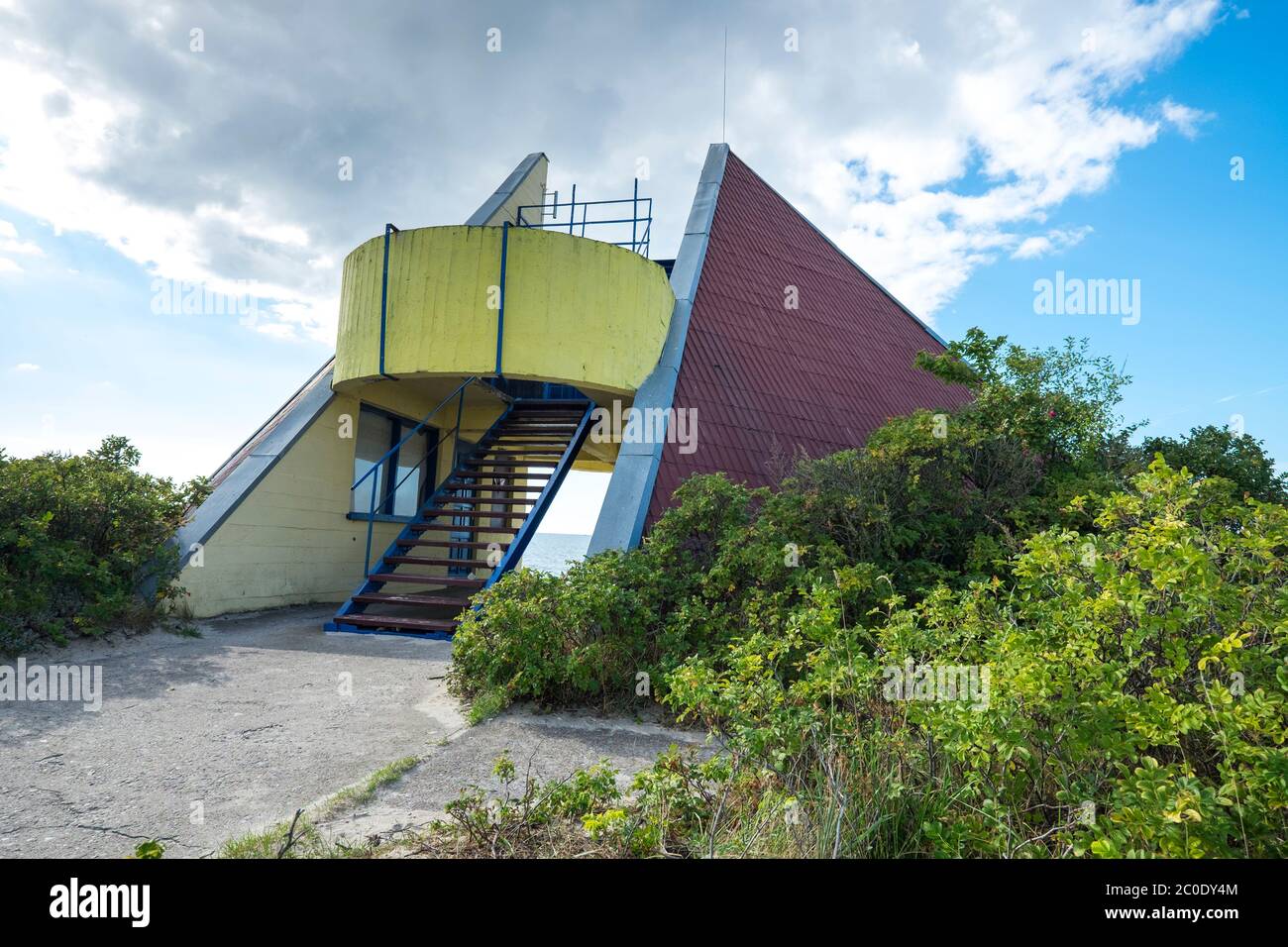 Un radical, style brutaliste, ancien URSS conçu maître-nageur, café surplombant la structure. Près de Nida sur la CCuronian Spit sur la mer Baltique en Lituanie. Banque D'Images