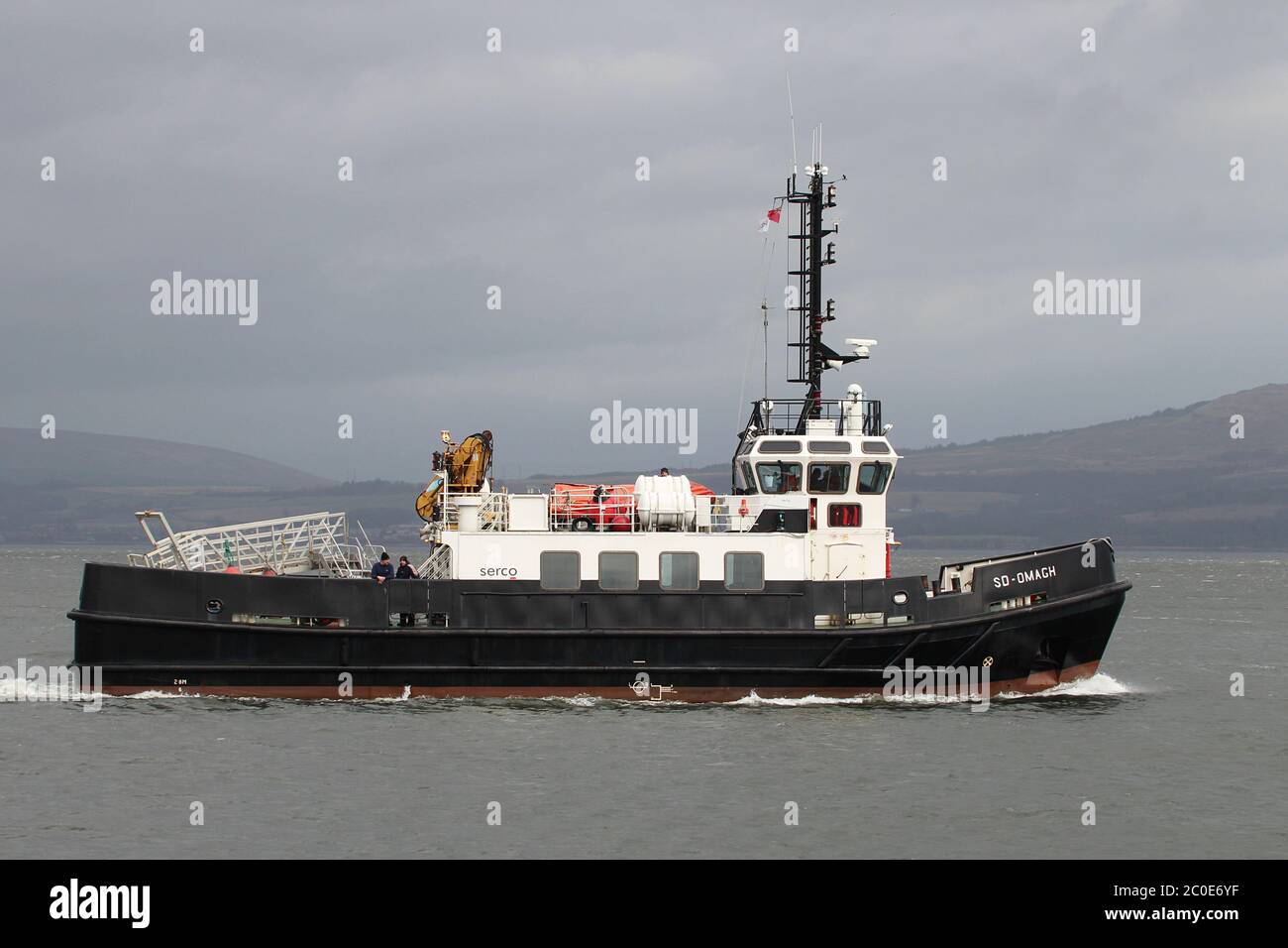 SD Omagh, un navire d'approvisionnement de classe Oban basé à Clyde, exploité par Serco Marine Services, passant par East India Harbour, Greenock. Banque D'Images