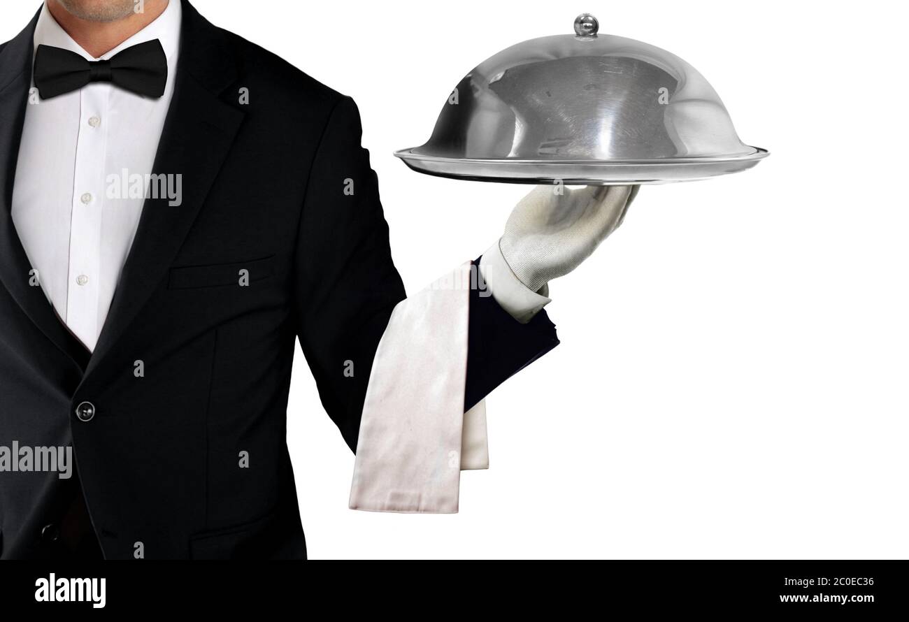 Un serveur en tuxedo tenant un plateau de service avec une poche en métal  et une serviette sur fond blanc Photo Stock - Alamy