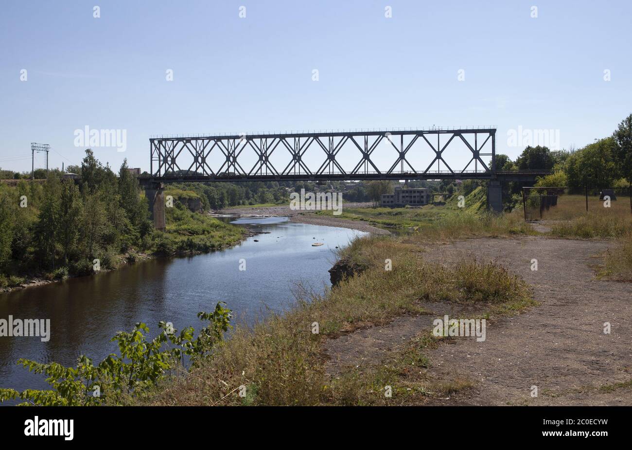 Le pont ferroviaire traversant la rivière Narva. Estoni Banque D'Images