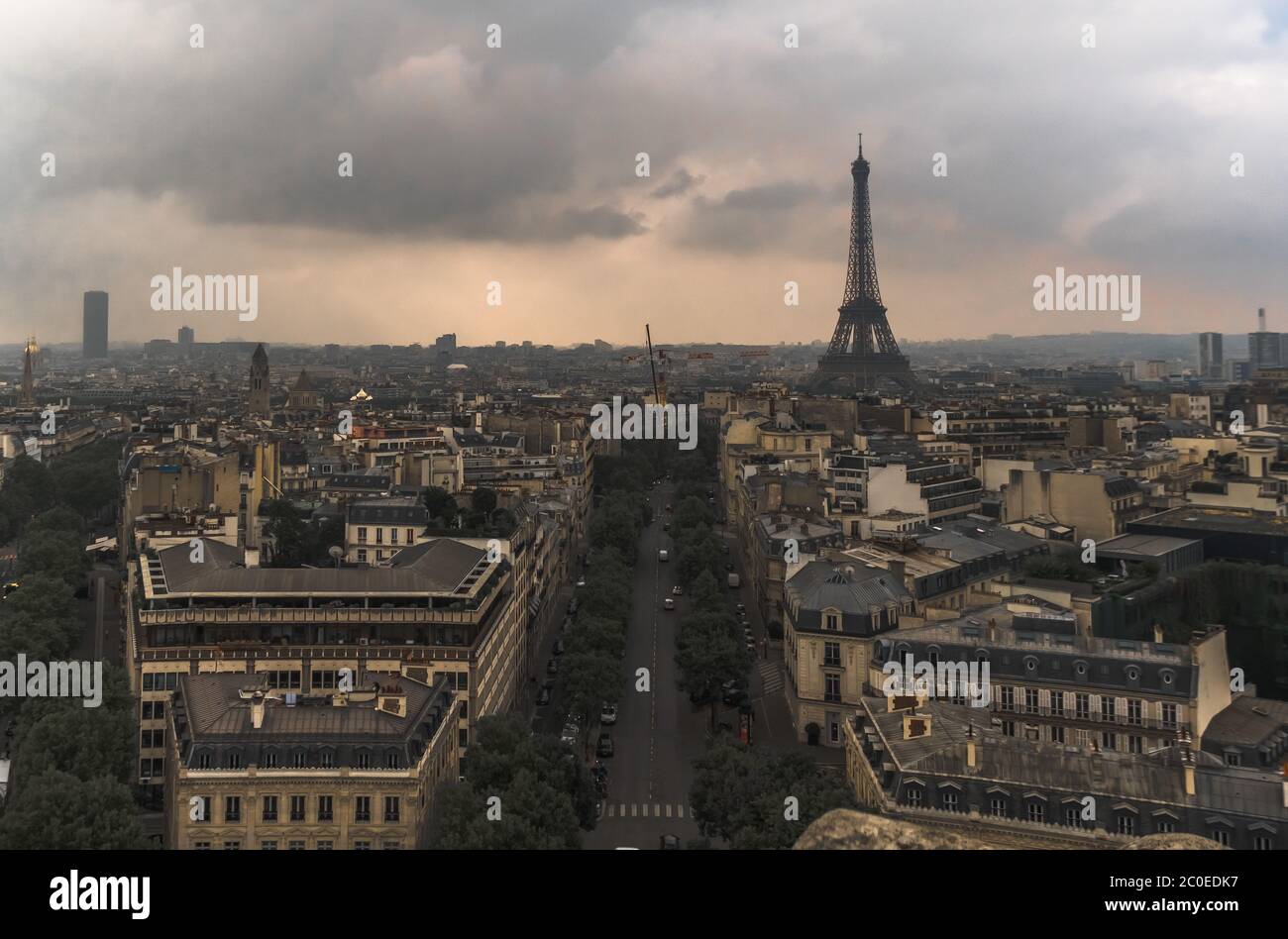 Tour Eiffel depuis l'Arc de Triomphe, vue sur l'avenue d'Iéna. 16ème arrondissement de Paris. Banque D'Images